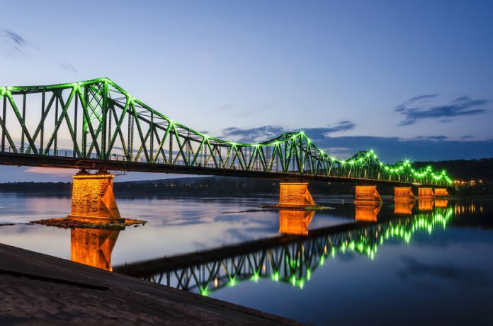 Oświetlony most we Włocławku o zachodzie słońca